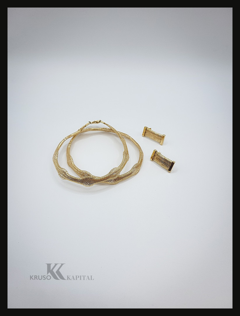 Collana e un paio orecchini oro