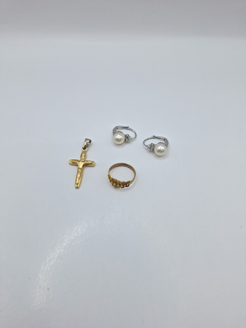 Vari oggetti oro perle diamanti