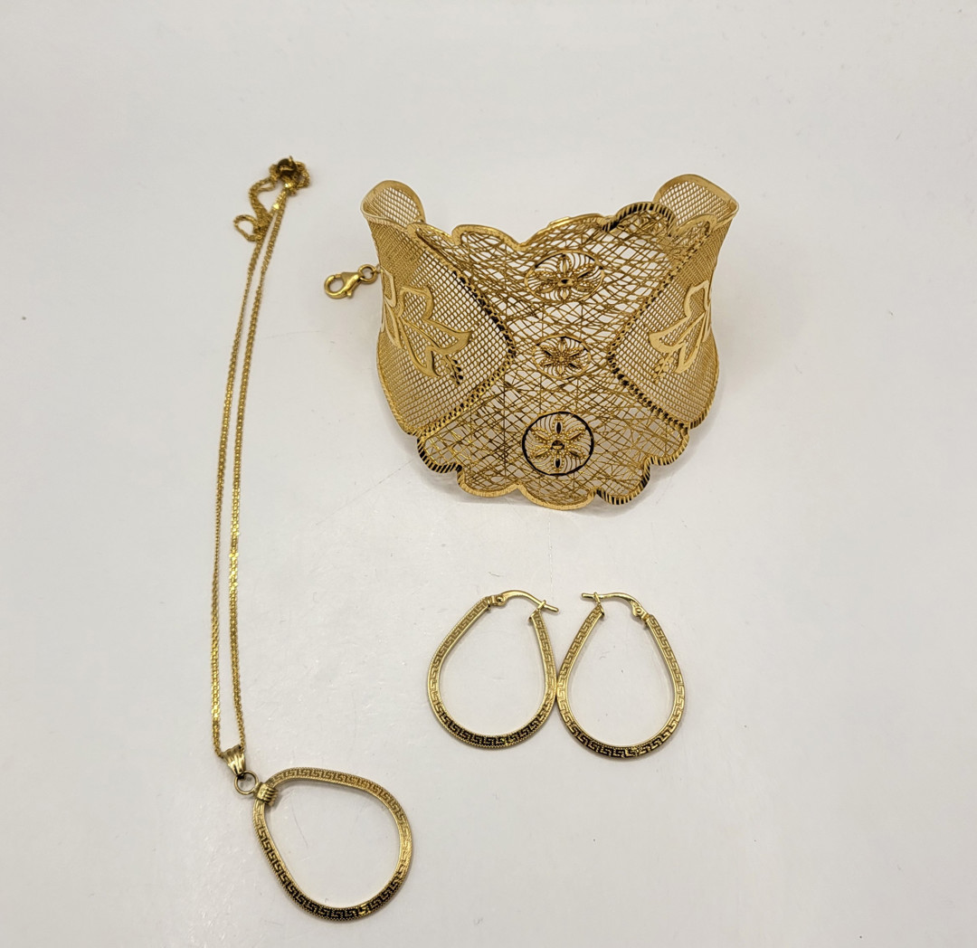 Collana bracciale e un paio orecchini oro