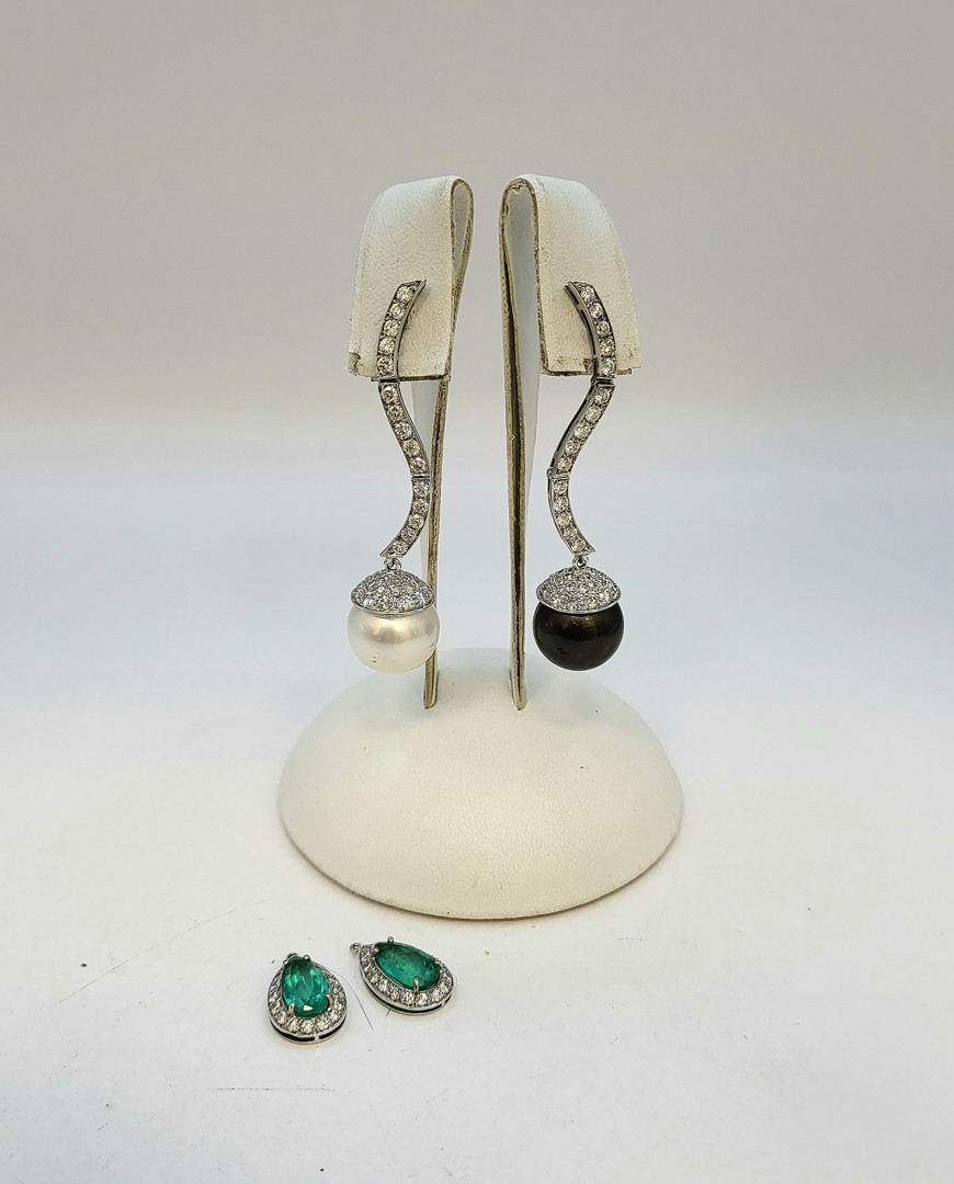 Paio orecchini oro diamanti perle smeraldi
