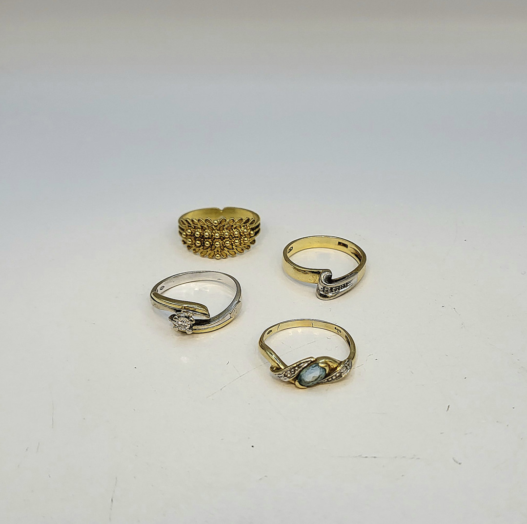 Quattro anelli oro pietre diamantini