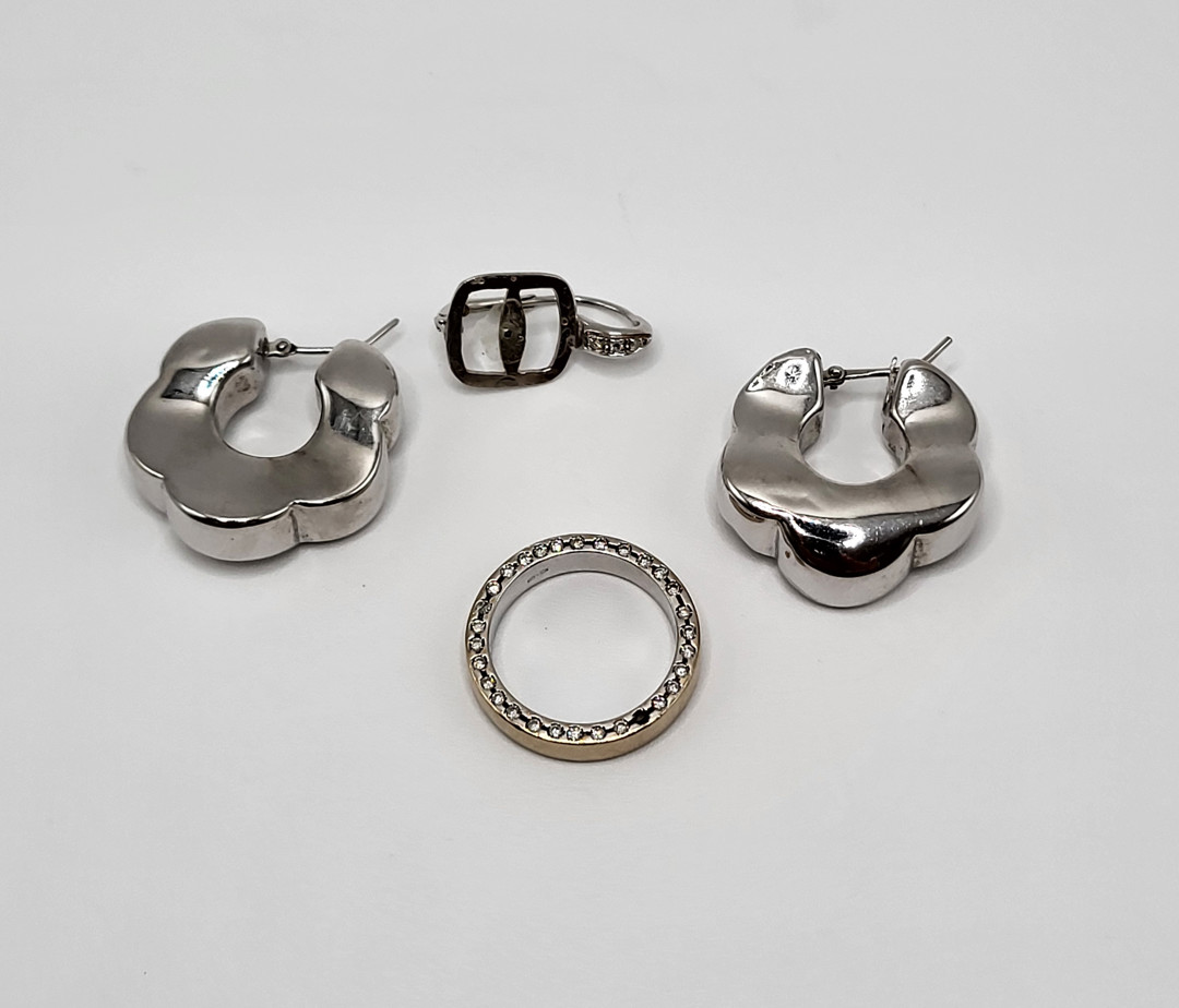 Anello e tre orecchini oro diamantini