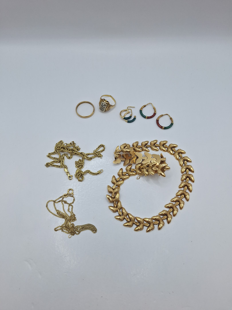 Vari oggetti in oro smalto diamanti