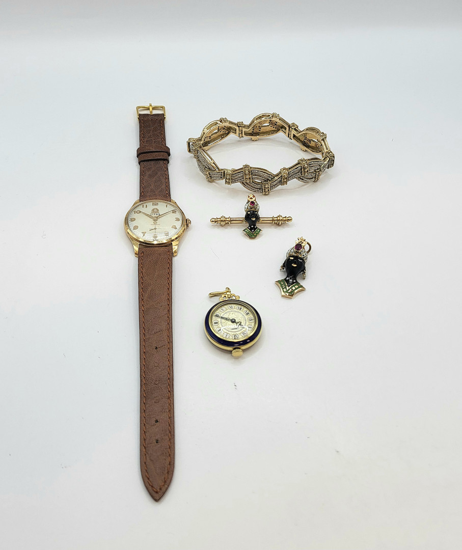 Vari oggetti in oro pietre microperle