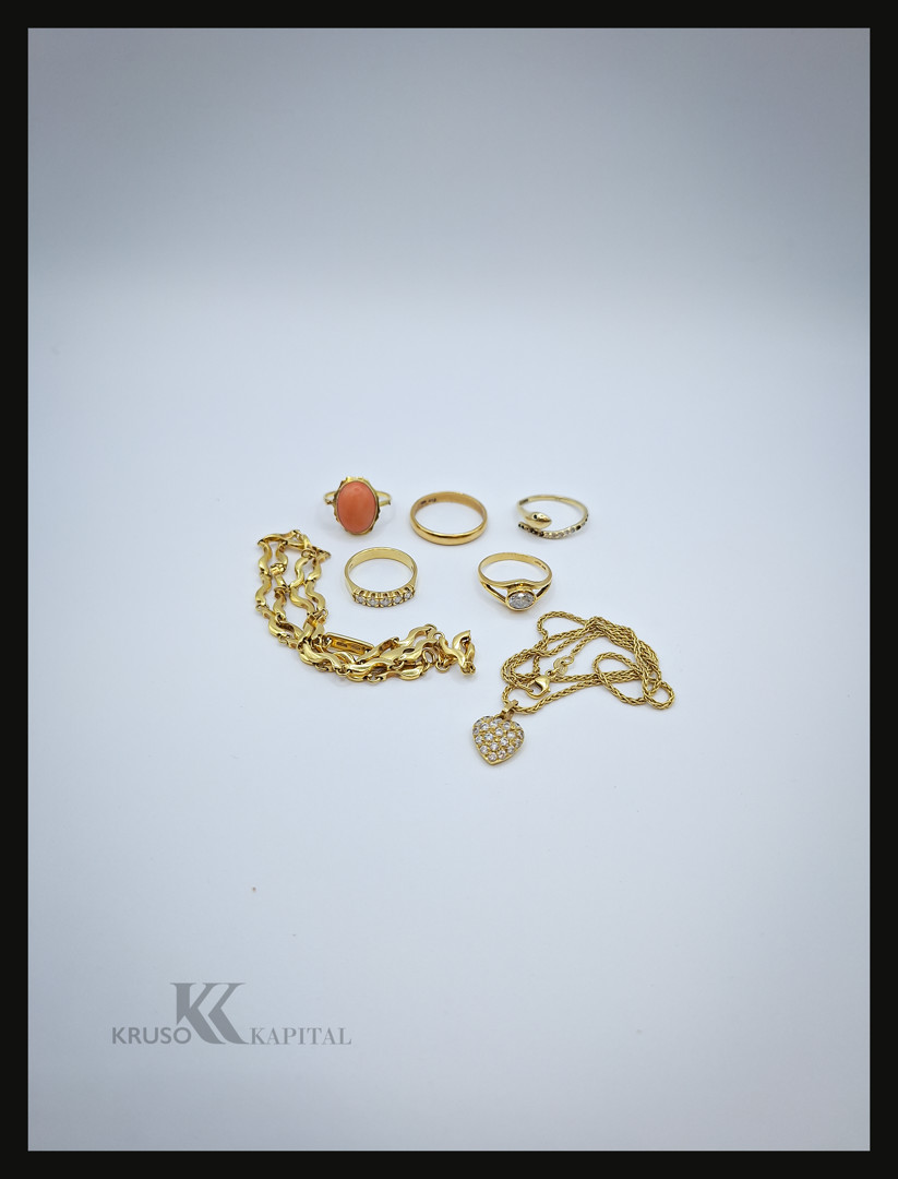 Due collane e cinque anelli oro diamantini pietre corallo