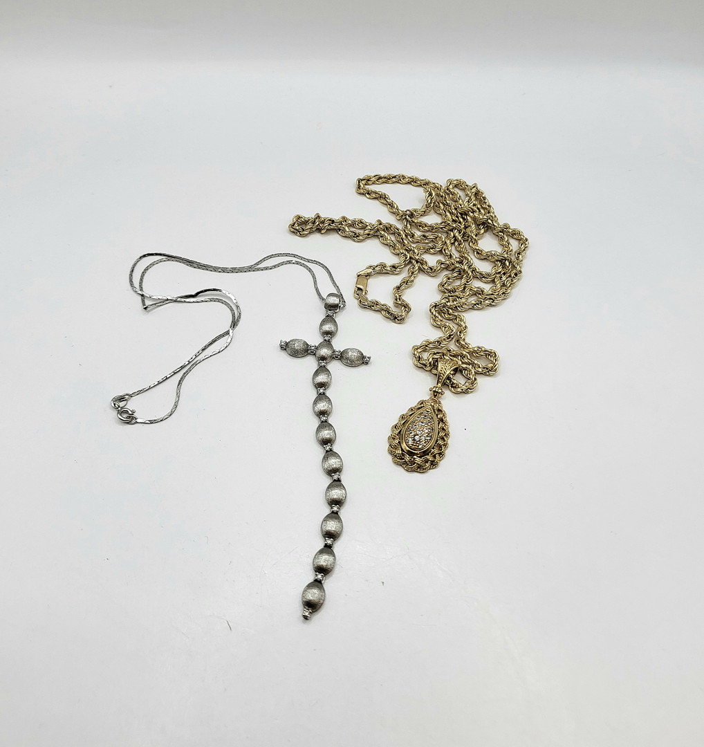 Due collane e due ciondoli oro pietre diamantini 