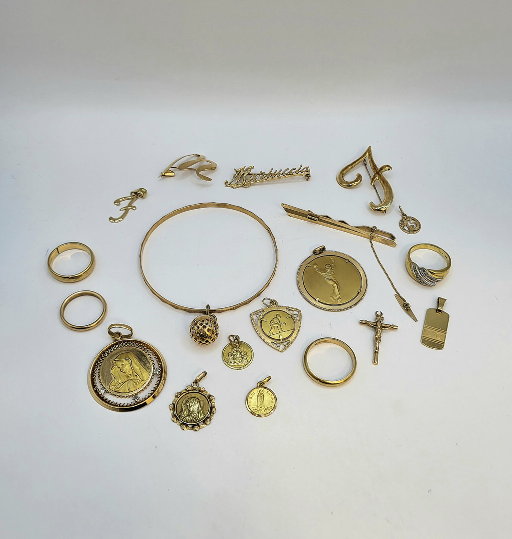 Vari oggetti in oro pietre diamantini 