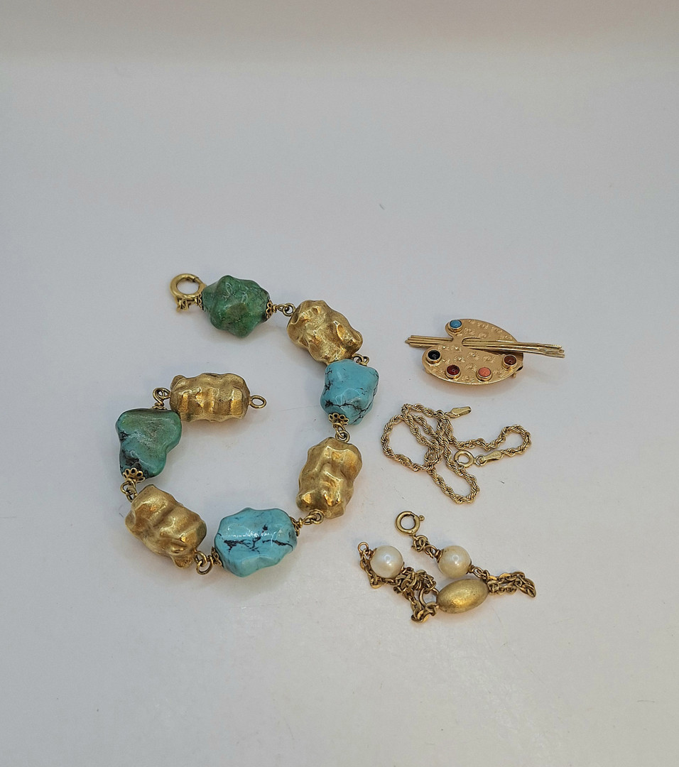Tre bracciali e spilla oro pietre perle