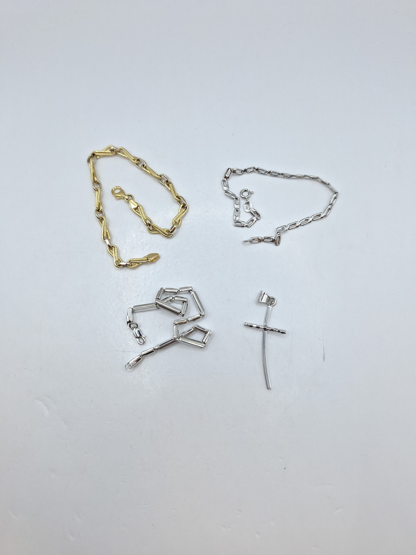Tre bracciali e croce in oro 