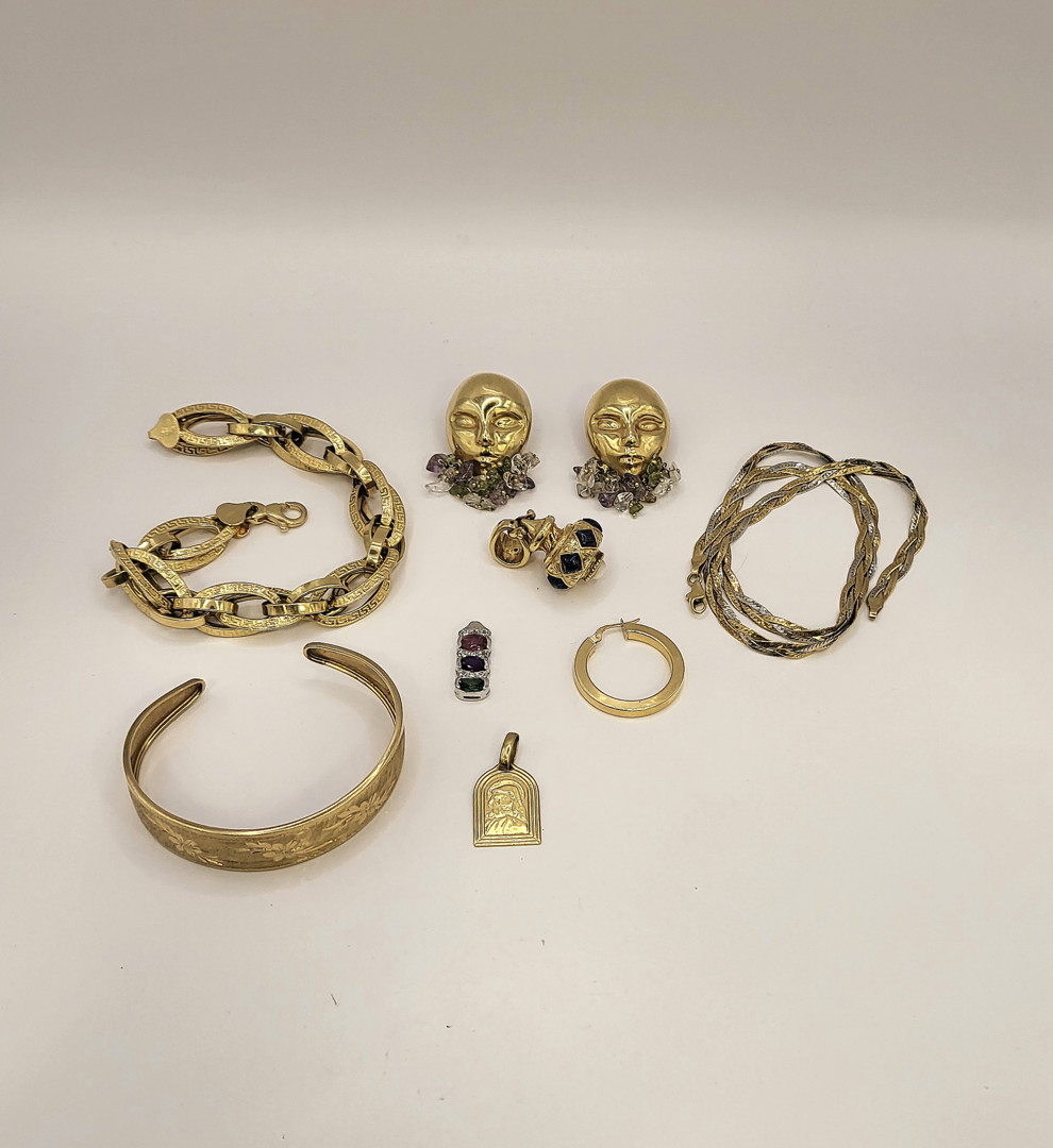 Vari oggetti oro pietre