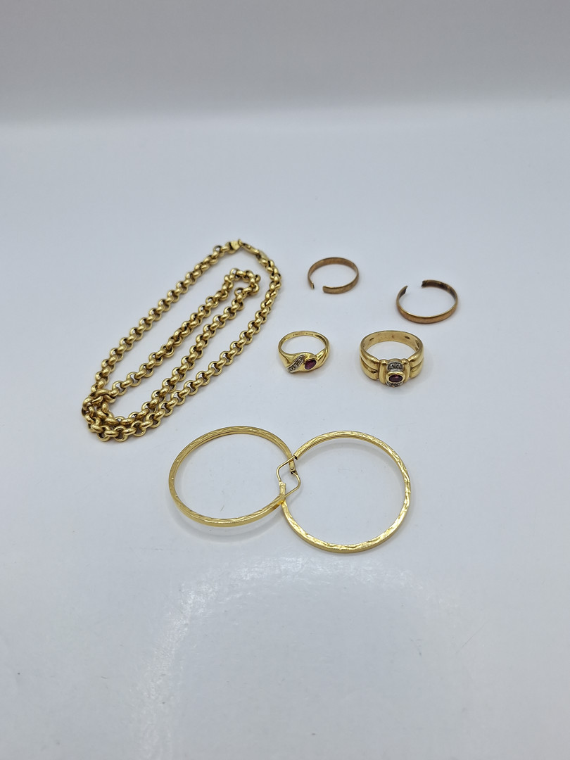 Vari oggetti in oro pietre