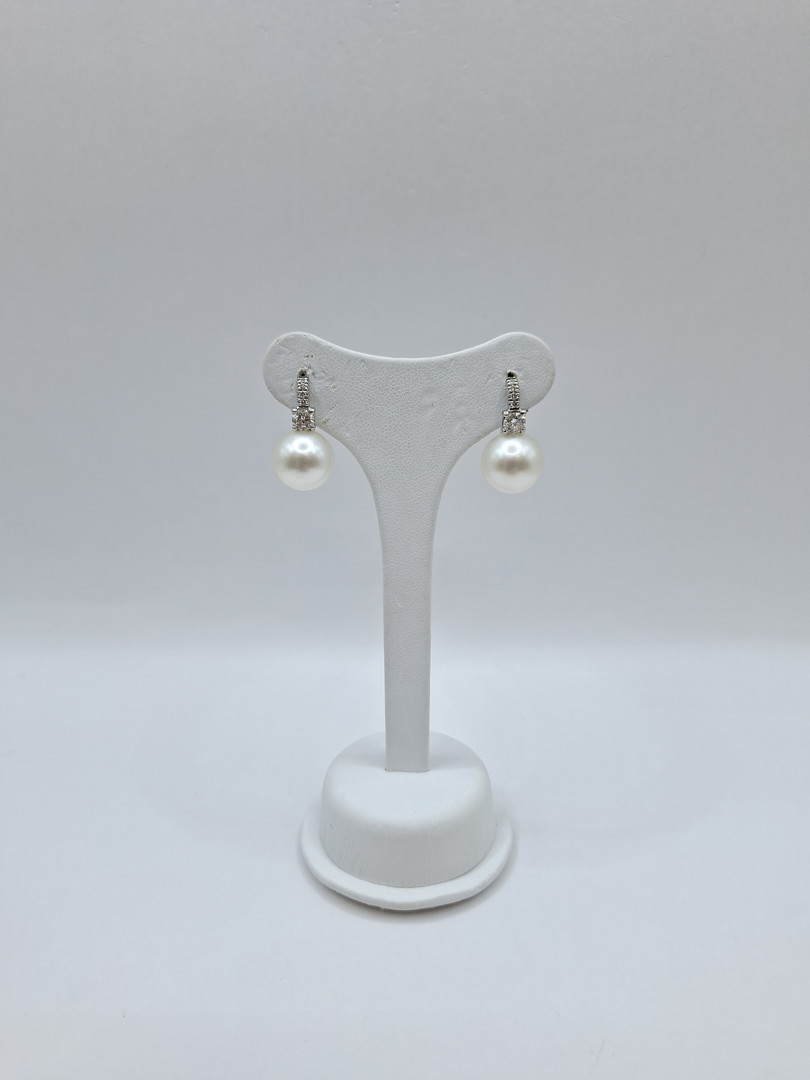 Un paio orecchini oro perle diamanti