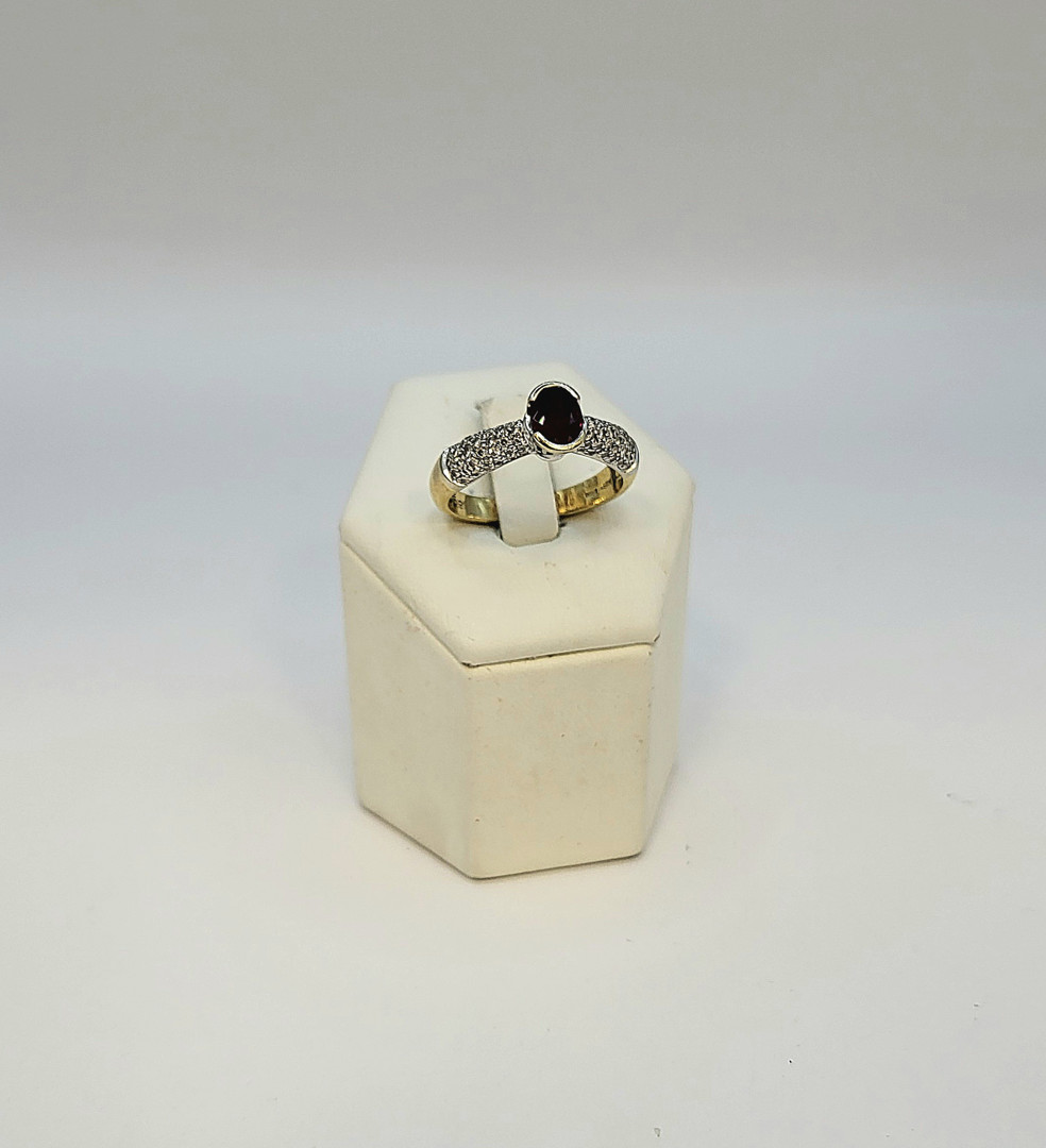 Anello oro pietra diamantini