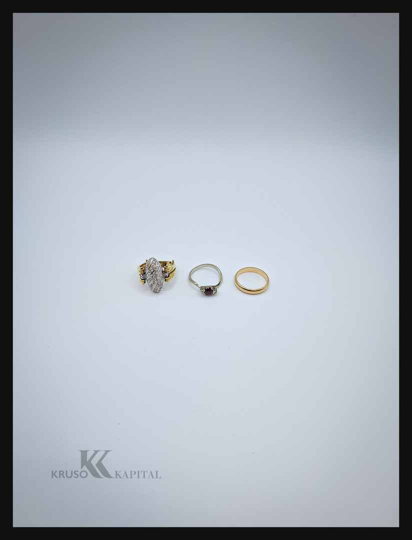 Tre anelli oro diamanti pietre