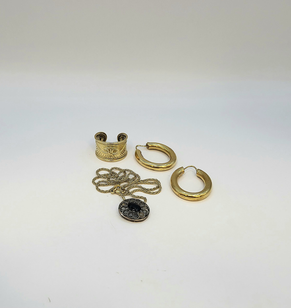 Vari oggetti in oro argento diamanti pietra