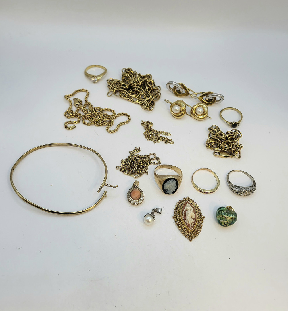 Vari oggetti oro pietre 