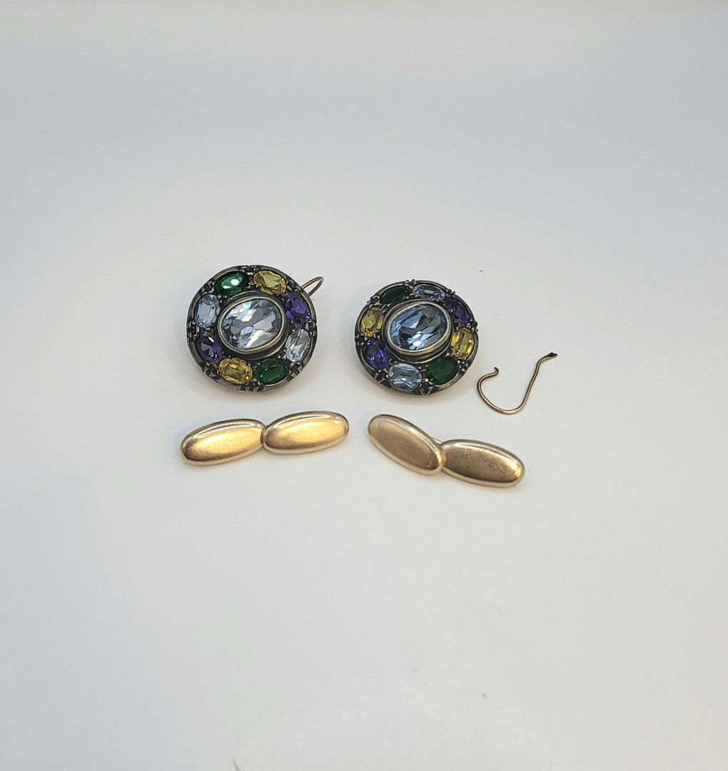 Un paio di orecchini e un paio di gemelli oro argento pietre 
