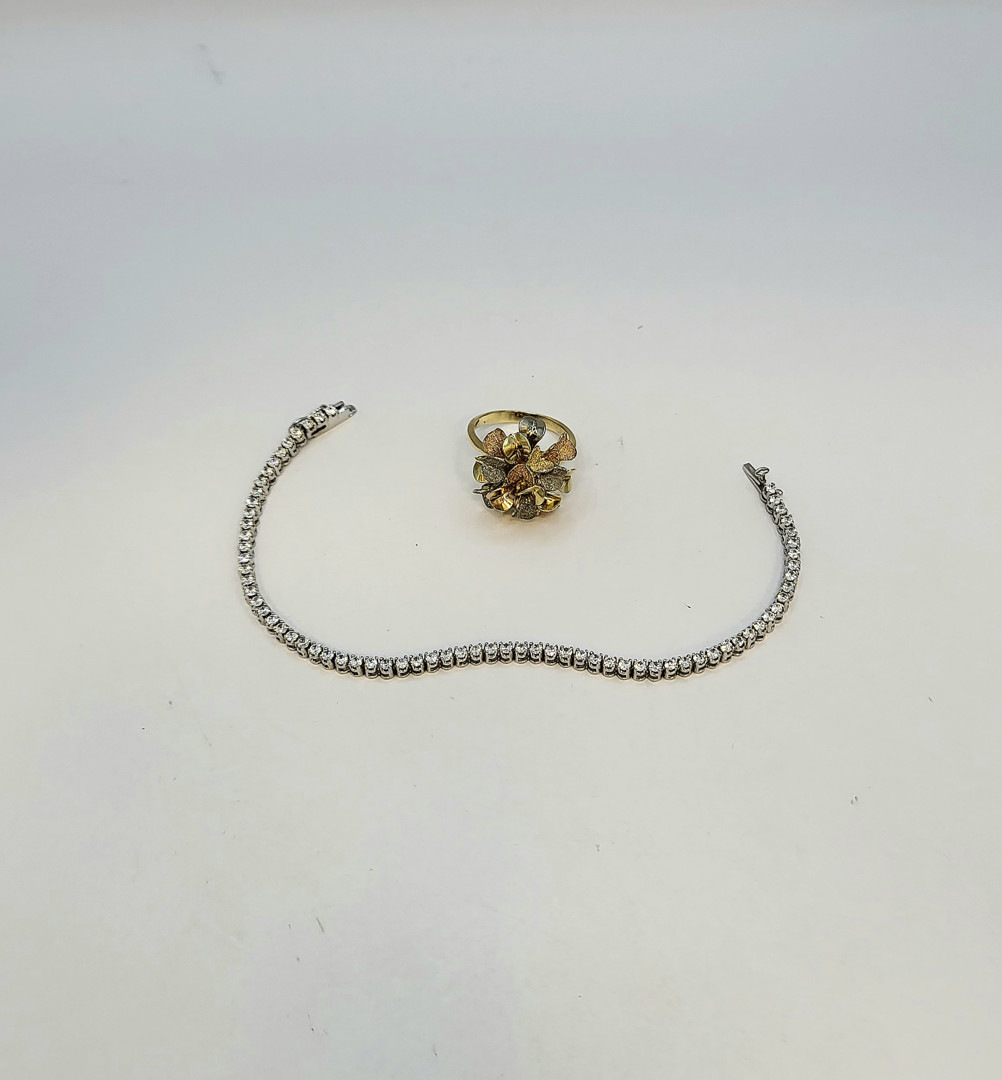Bracciale e anello in oro pietre