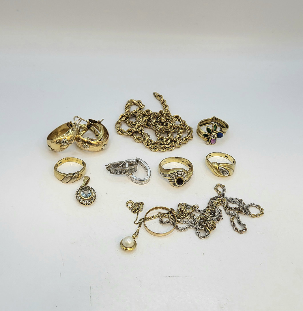 Vari oggetti oro pietre perla 