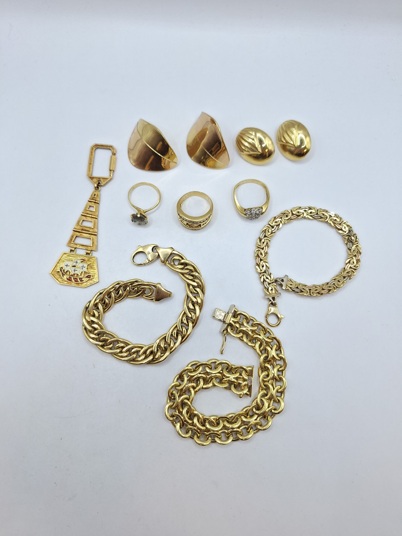 Vari oggetti in oro pietre 