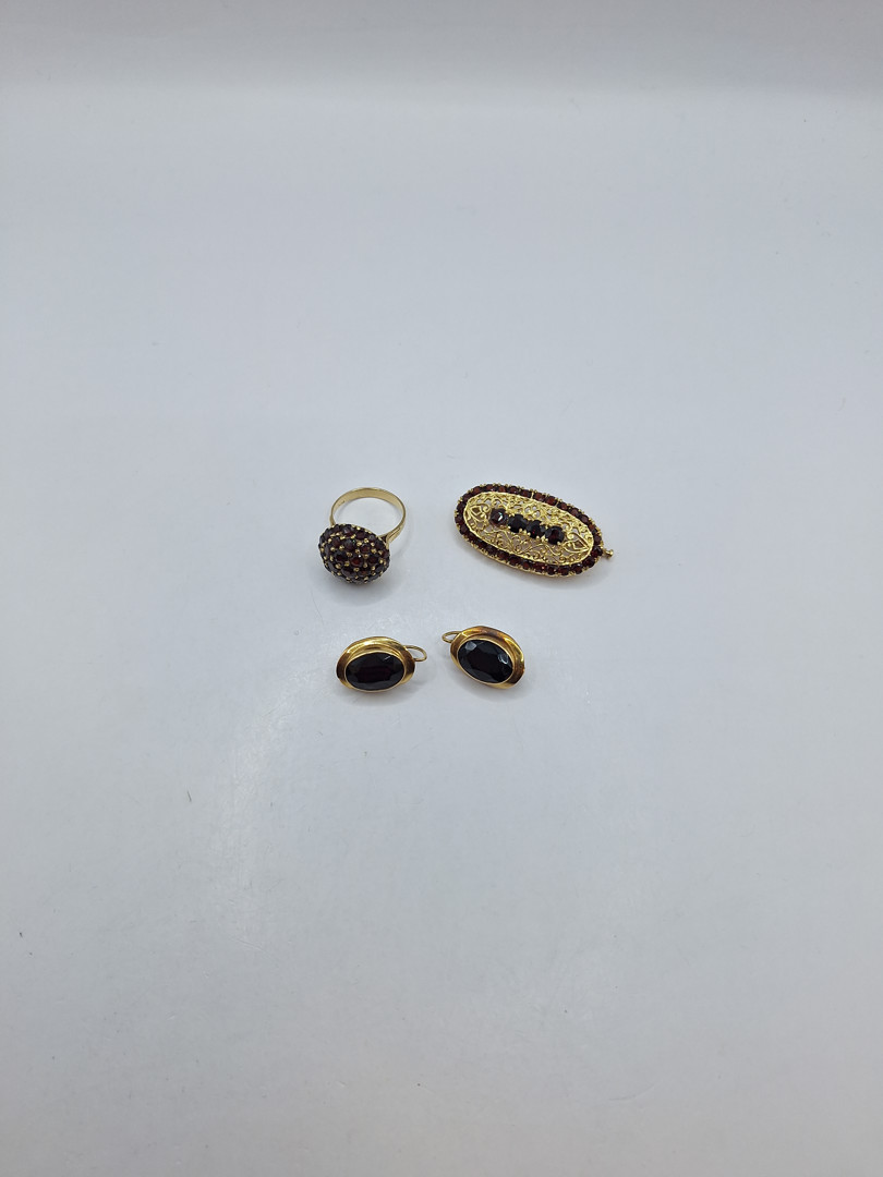 Vari oggetti oro pietre