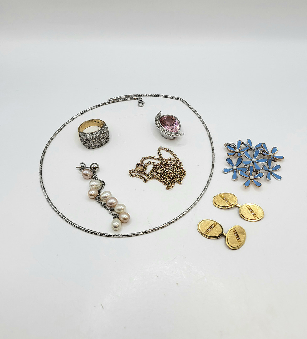 Vari oggetti oro pietre diamantini perle smalti