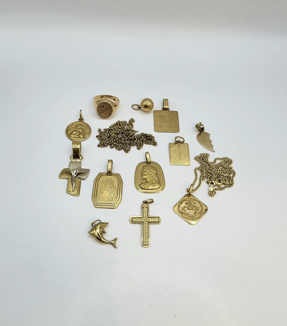 Vari oggetti in oro pietra 