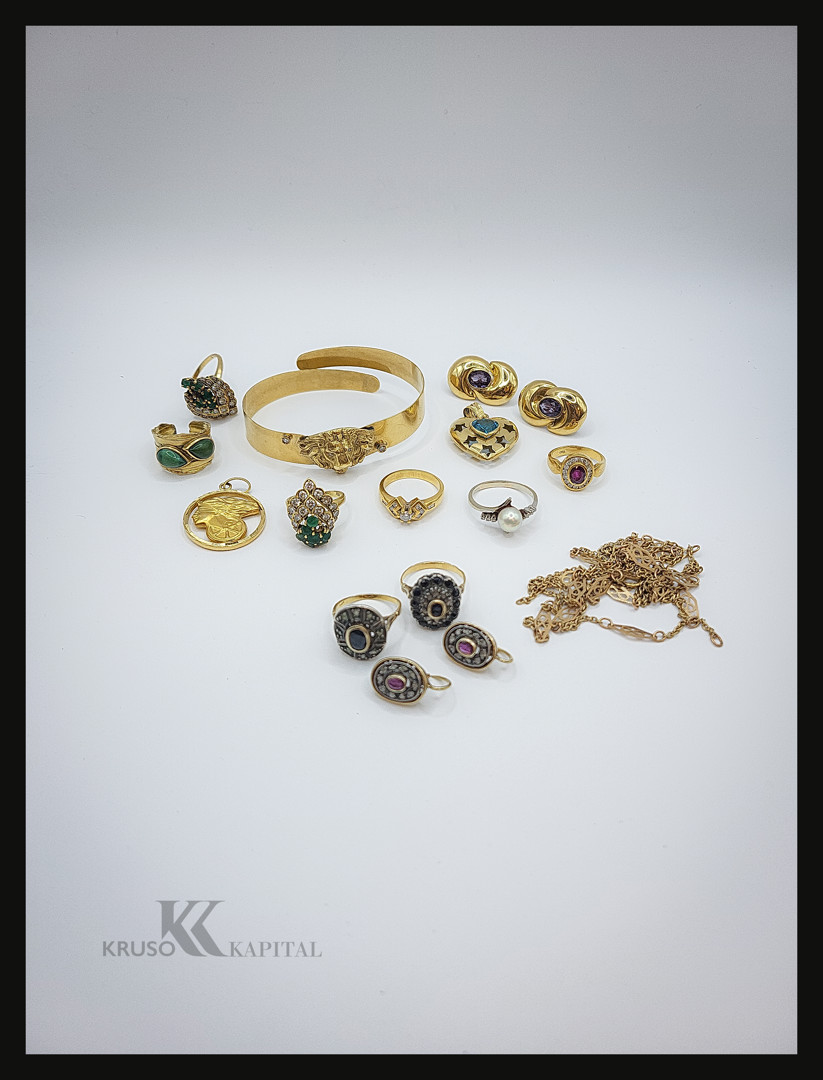 Vari oggetti in oro pietre diamantini perla argento