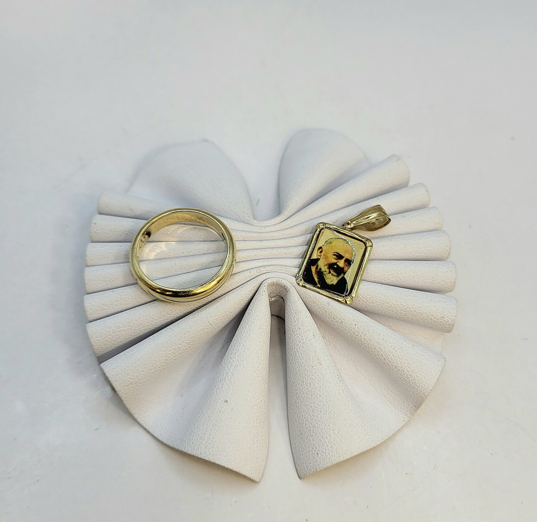 Anello e ciondolo oro smalti