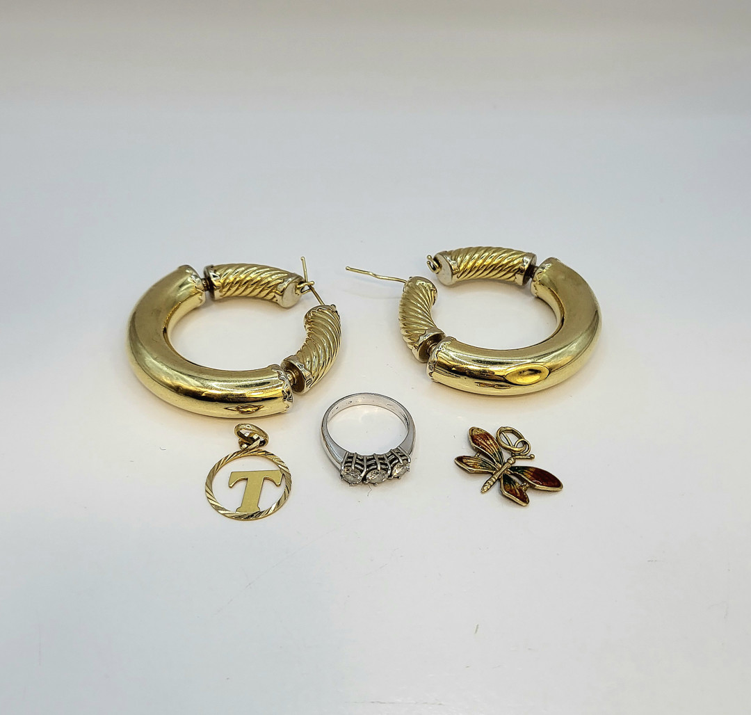 Vari oggetti oro smalto diamanti