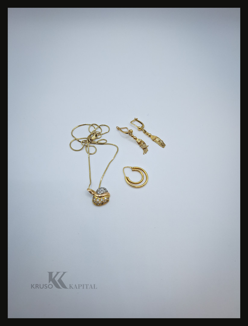 Collana ciondolo e tre orecchini oro pietre