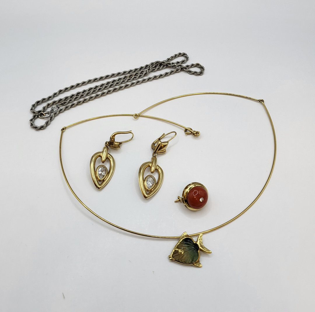 Vari oggetti oro pietre corallo diamantino