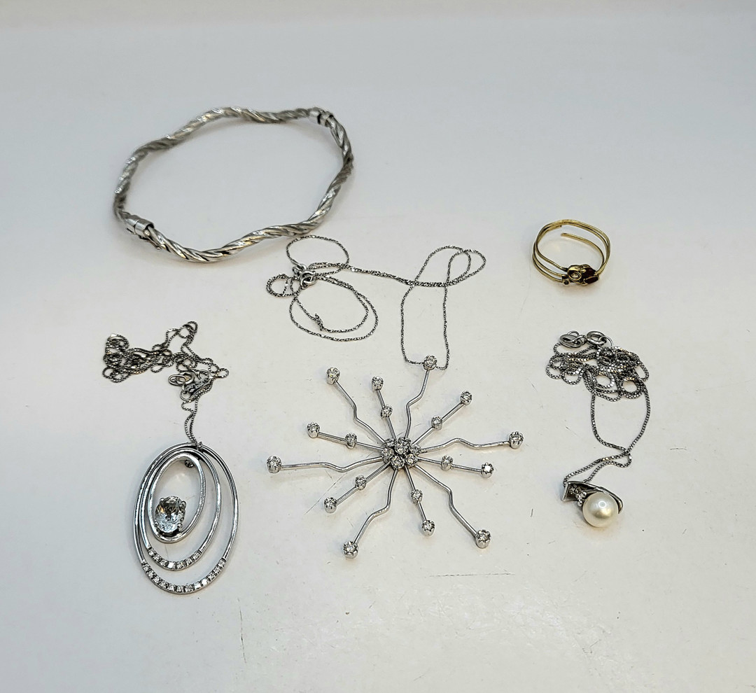 Vari oggetti oro pietre madreperla 