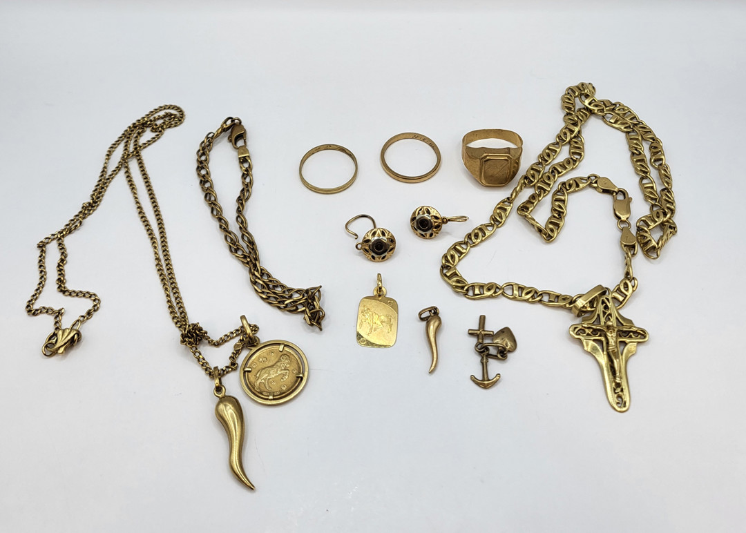 Vari oggetti oro pietre