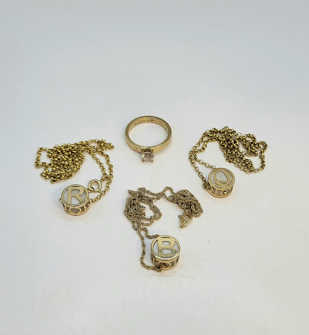 Tre collane e anello oro pietre