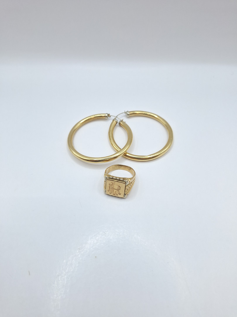 Anello e un paio di orecchini oro