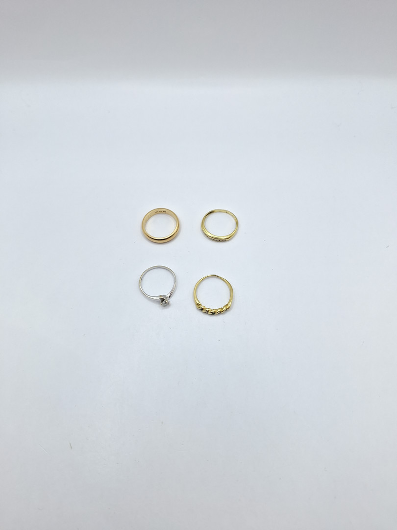 Quattro anelli oro diamantini pietre