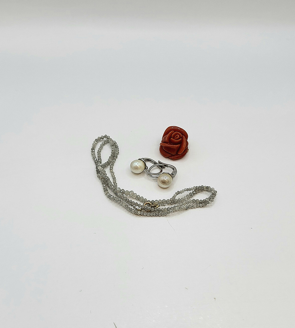 Vari oggetti oro pietre corallo perle 