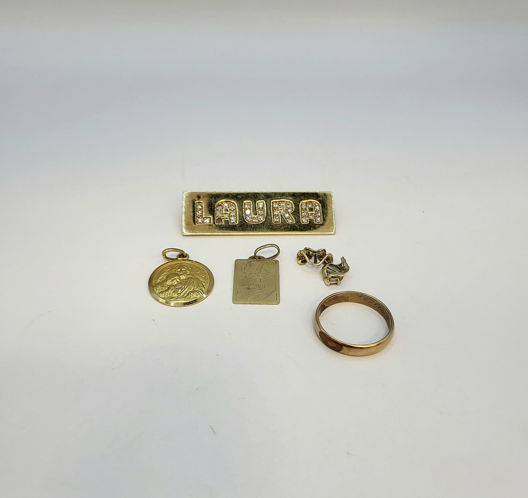 Vari oggetti in oro pietre 