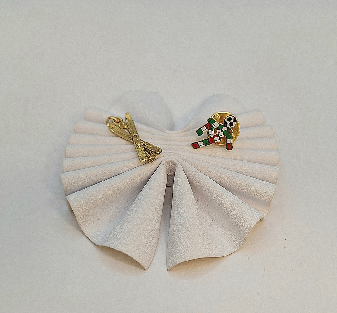 Ciondolo e spilla oro smalto