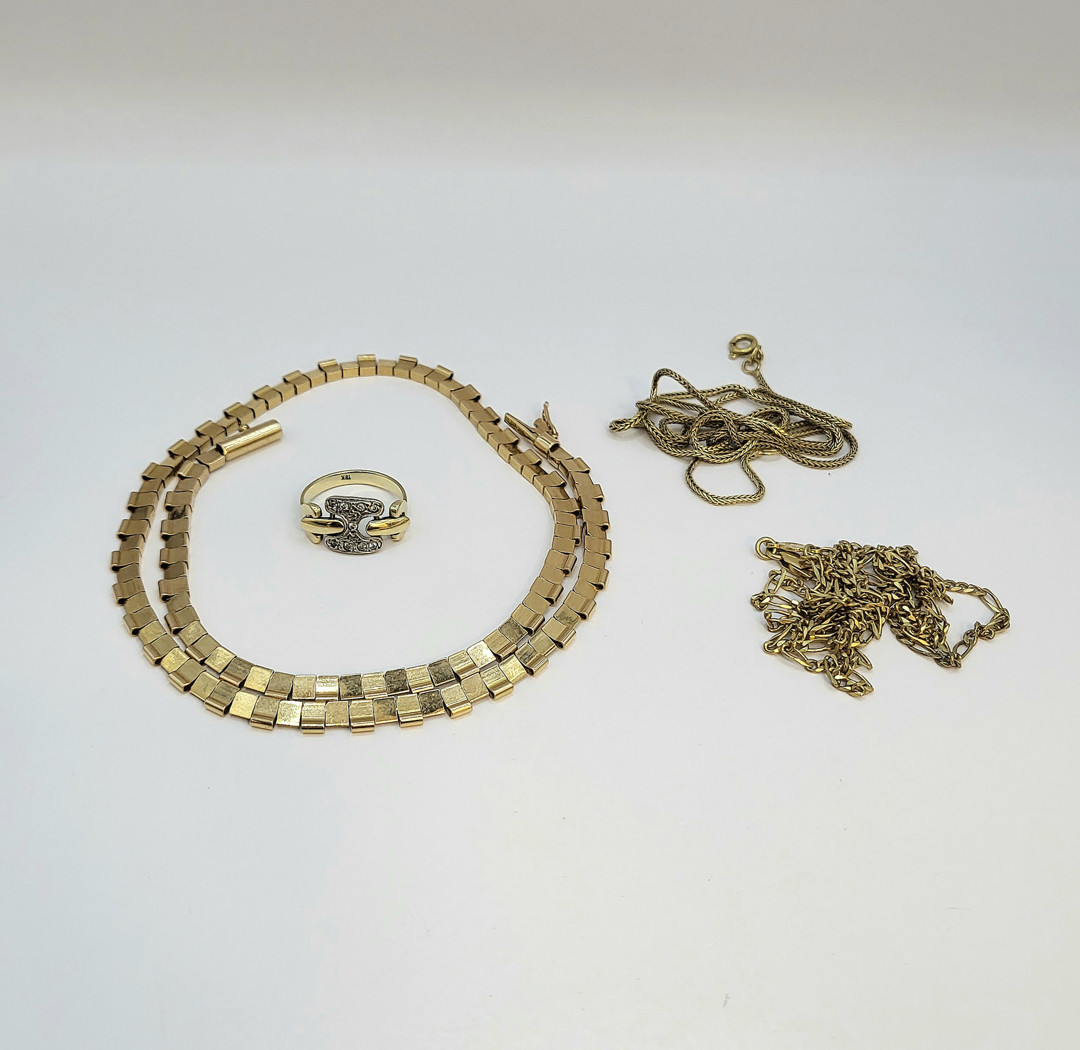 Tre collane e anello oro pietre