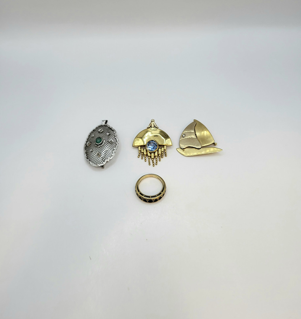 Anello e tre spille in oro pietre diamantini