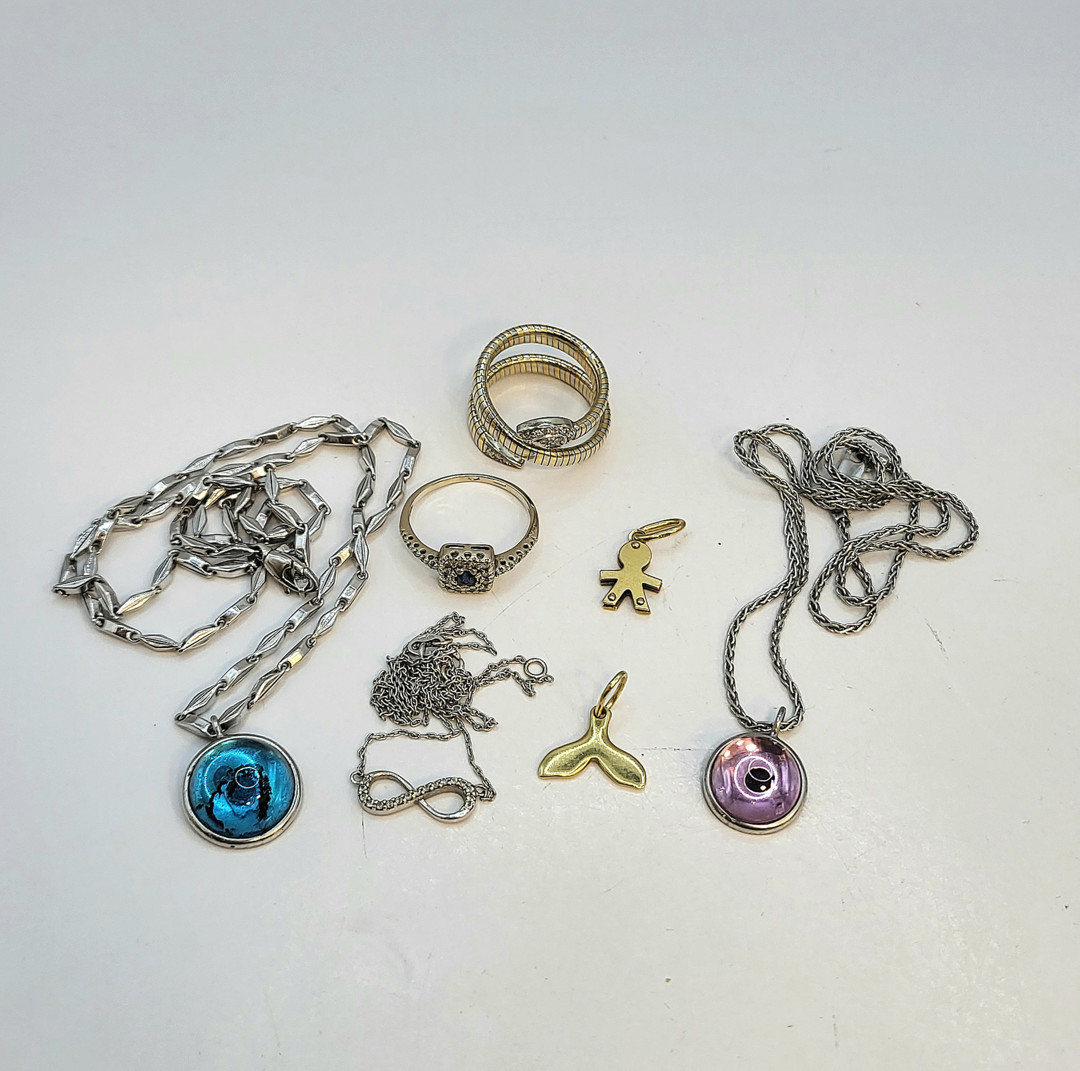 Vari oggetti oro pietre diamantini