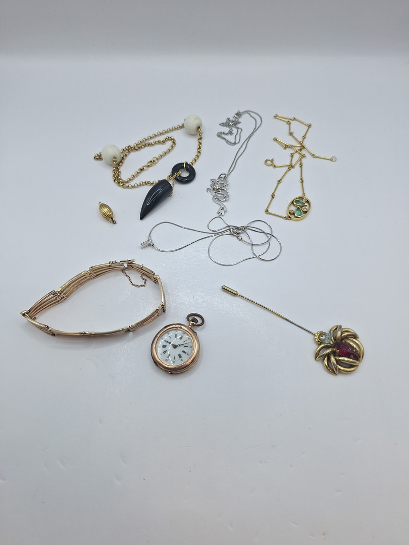 Vari oggetti in oro pietre diamantini metallo