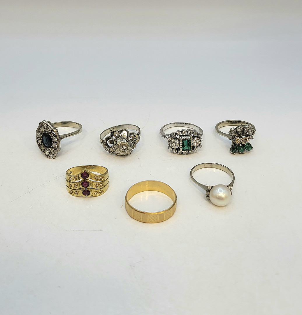 Sette anelli oro diamanti pietre