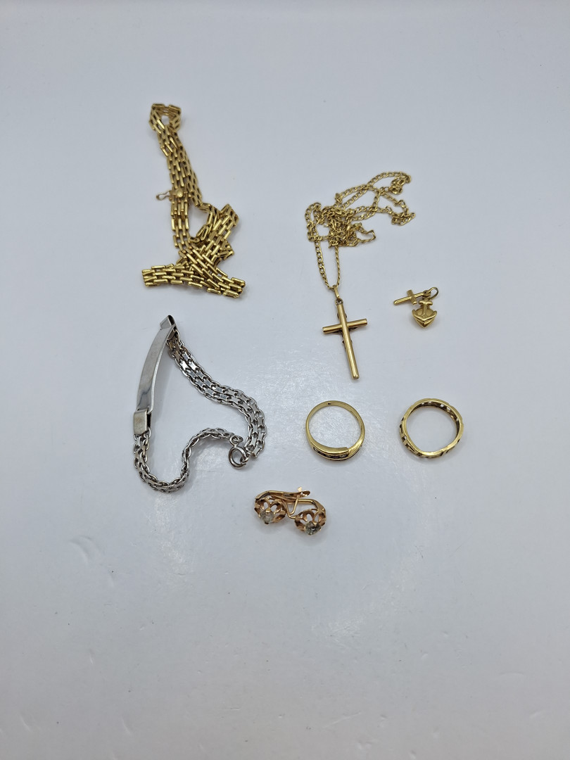 Vari oggetti in oro pietre 