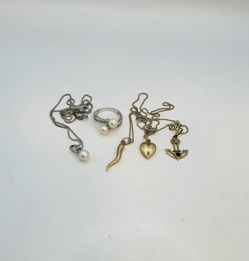 Anello due collane ciondoli oro pietre perle