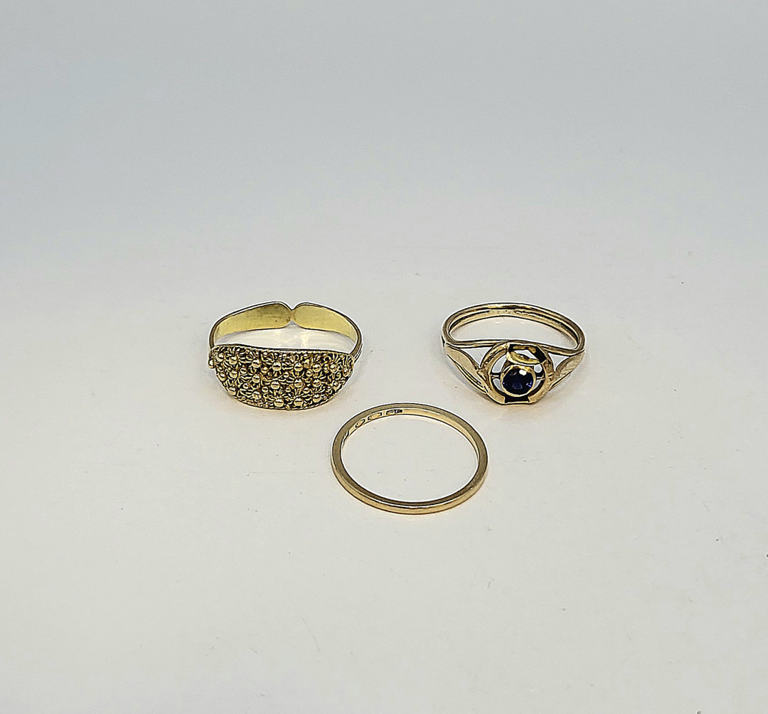Tre anelli oro pietra