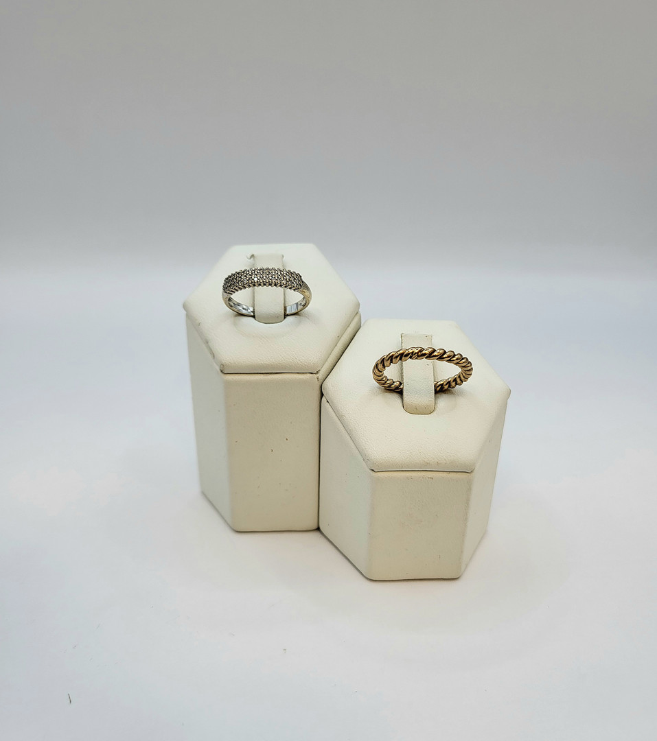 Due anelli oro pietre