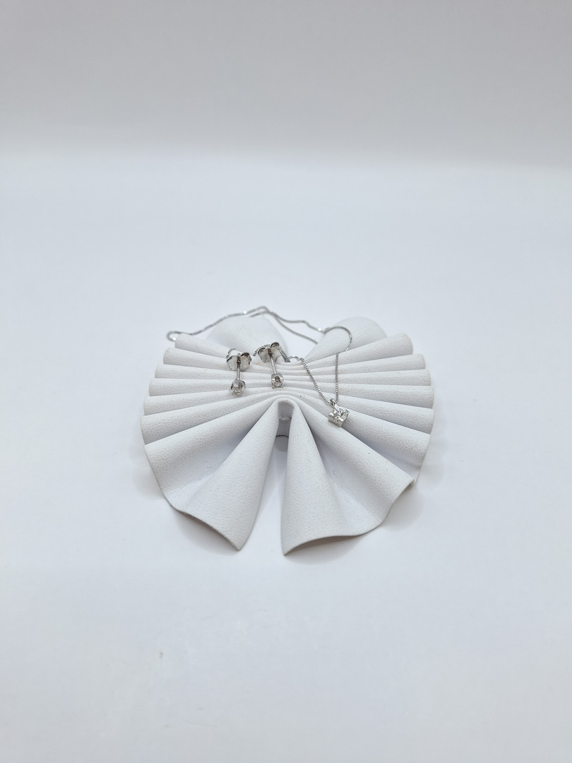 Catenina ciondolo e paio orecchini oro diamanti